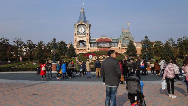 Kapılar bir anda kapatıldı! Çin'deki Disneyland parkında çok sayıda kişi mahsur kaldı