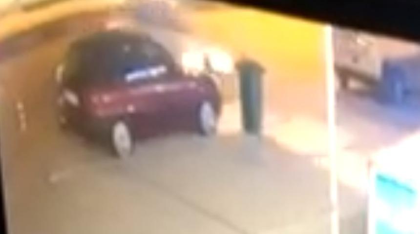 Otomobilin kayarak park halindeki bir araca &ccedil;arptığı kaza kamerada