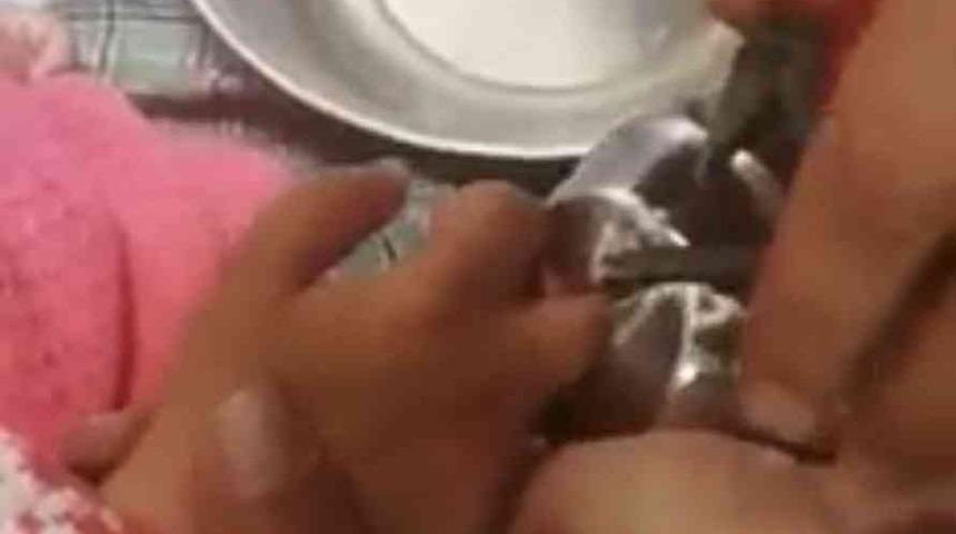 Parmağı kapı kolunun demir par&ccedil;asına sıkışan minik kızı itfaiye ekipleri kurtardı