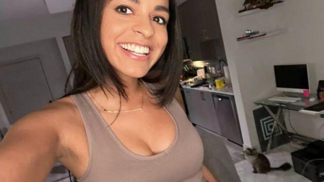 Yetişkin film yıldızı Vienna Black sosyal medyanın sınırlarını zorladı! Aynanın karşısına geçip tangasıyla poz verdi