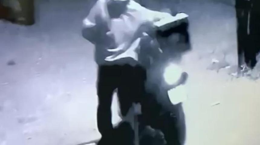 İki kişi motosikleti &ccedil;aldı