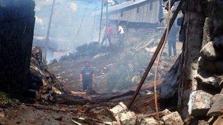 Elektrik kontağı köyü yaktı! 20 ev, 10 ahır kül oldu