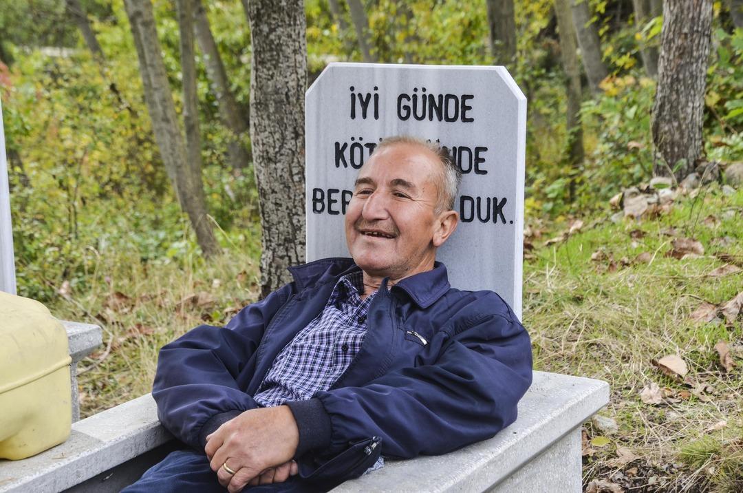 K&ouml;y&uuml;ne d&ouml;n&uuml;nce &ouml;l&uuml;m aklına geldi, &ouml;lmeden mezarını yaptırdı: Her g&uuml;n ziyaret ediyor, bazen i&ccedil;inde uyuyorum