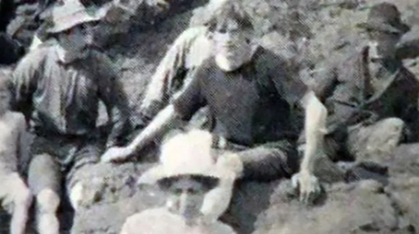 Siyah beyaz bu fotoğraf sosyal medyayı salladı! O detay merak uyandırdı... "Fotoğraftakiler bile şaşkın"