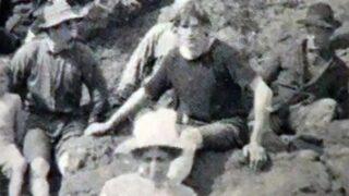 Siyah beyaz bu fotoğraf sosyal medyayı salladı! O detay merak uyandırdı... Fotoğraftakiler bile şaşkın