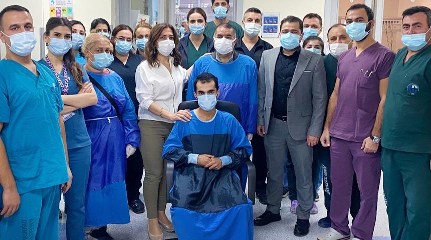 Kalbi duran genç, babasının kalp masajıyla hayata tutundu