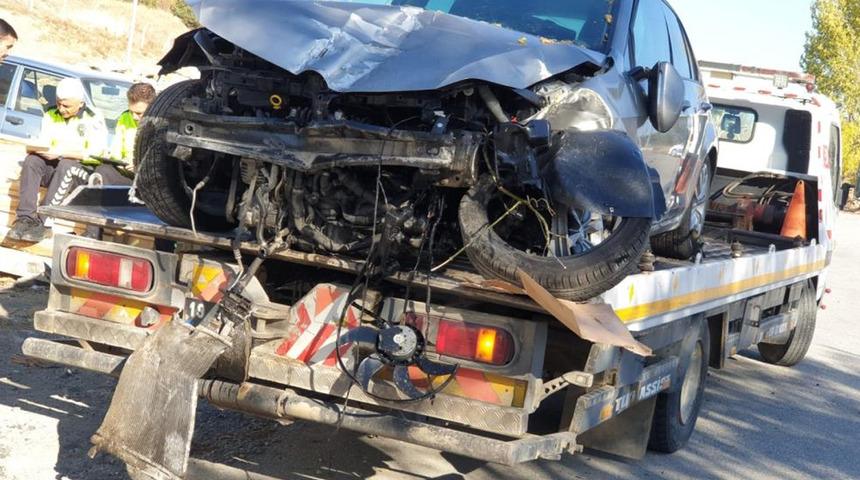 Kontrolden çıkan otomobil ağaca çarptı: 2 yaralı