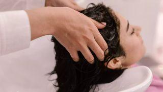 Kuaförde saçını yıkattığı için canından oluyordu! Felç geçirmesine neden oldu