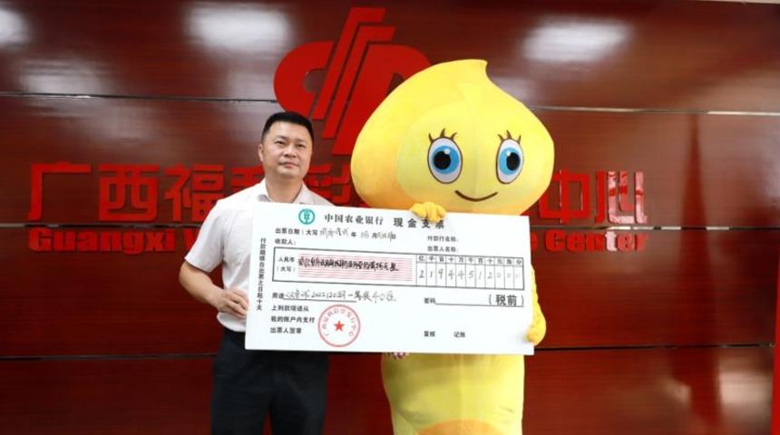 Civciv kostümüyle kimliğini gizledi! 30 milyon dolarlık büyük ikramiyeyi kazanan adam eşinden ve çocuklarından böyle kaçtı