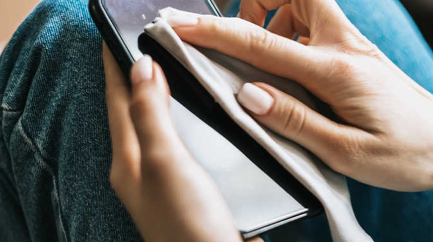 Yeni telefon almanıza gerek yok! Telefon ekranındaki &ccedil;izikler nasıl yok edilir? T&uuml;m &ccedil;izikleri silip s&uuml;p&uuml;r&uuml;yor