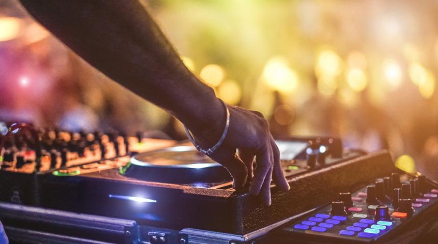 Avrupa ülkesinden dikkat çeken hamle! 50'den fazla kişinin katıldığı "izinsiz partileri" suç sayılacak