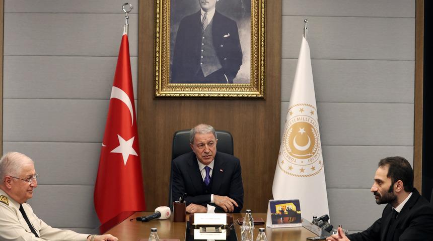 Ödül törenindeki sözleri gündem olmuştu! Milli Savunma Bakanı Akar, oyuncu Burak Haktanır ile görüştü