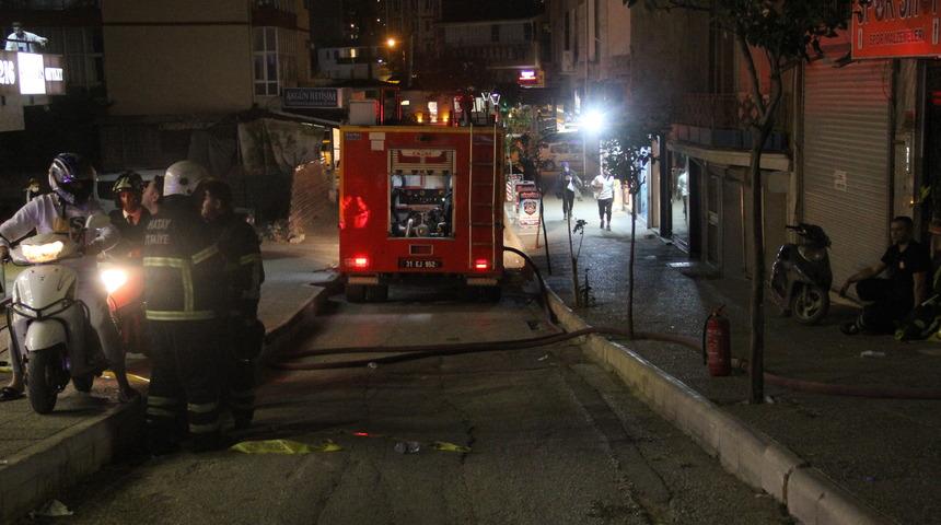 Hatay'da eşi ve 3 &ccedil;ocuğunun bulunduğu evini ateşe veren kişi g&ouml;zaltına alındı