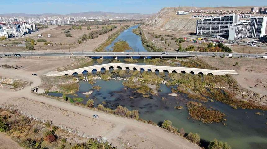 Kızılırmak otluğa dönüştü, manzara herkesi ürküttü