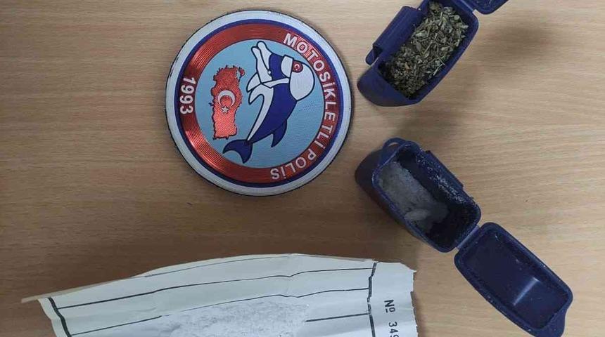 Polisin durdurduğu aracın klimasından uyuşturucu &ccedil;ıktı