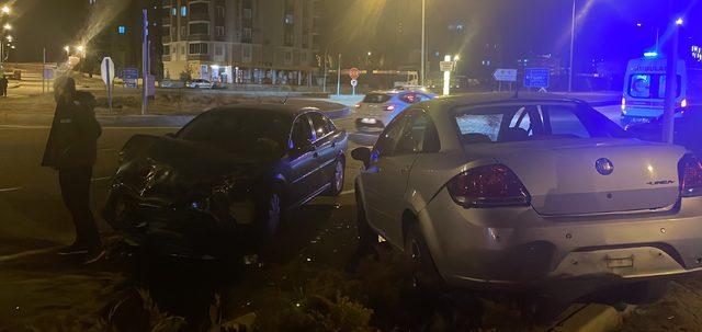 Bayburt'ta iki otomobil çarpıştı, 2 kişi yaralandı