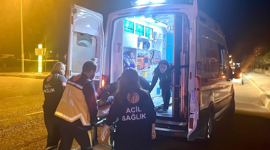 Bayburt'ta iki otomobil &ccedil;arpıştı, 2 kişi yaralandı