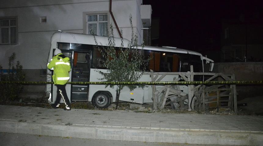 Karaman'da kaza yapan işçi midibüsü binaya çarptı: 12 yaralı