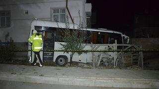 Karaman'da kaza yapan işçi midibüsü binaya çarptı: 12 yaralı
