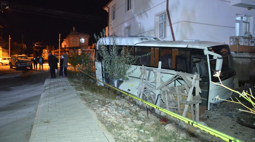 Karaman'da kamyonet ile iş&ccedil;i servisinin &ccedil;arpıştığı kazada 12 kişi yaralandı