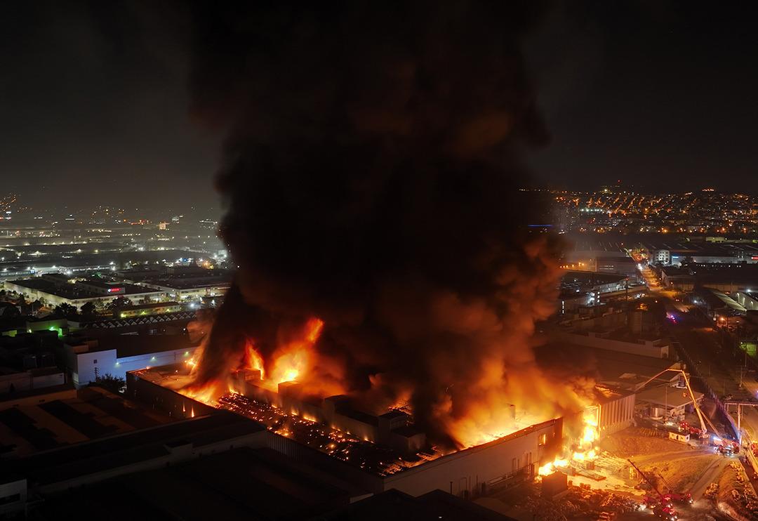 Bursa'da fabrika yangını! Dumanlar kentin bir&ccedil;ok noktasından g&ouml;r&uuml;ld&uuml;