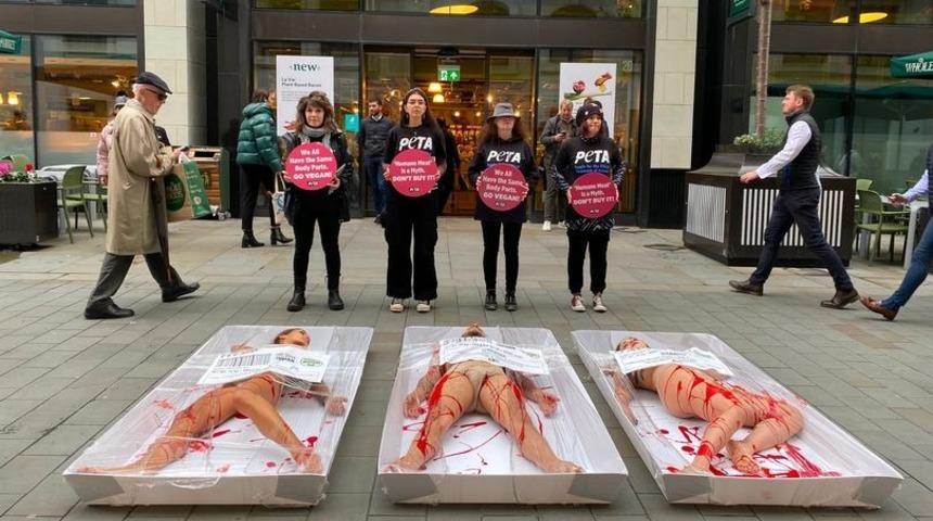 Şehrin göbeğinde, kanlar içinde, çırılçıplak... Vegan aktivistlerden çok konuşulan protesto!