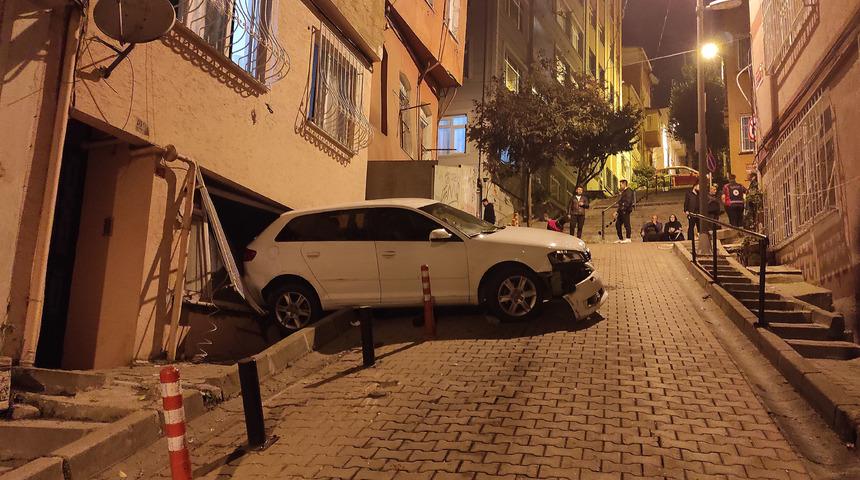 Beşiktaş'ta yaşandı! Yokuş çıkarken kayan otomobil bina duvarına çarptı