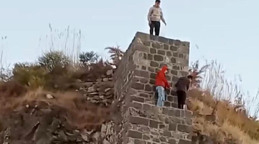 Metrelerce y&uuml;ksekte &ccedil;ocukların tehlikeli oyunu korkuttu