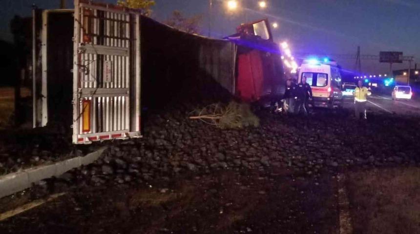 Samsun&rsquo;da k&ouml;m&uuml;r y&uuml;kl&uuml; tır devrildi: 1 yaralı