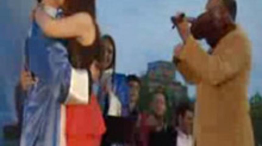 Mezuniyet T&ouml;reninde Evlenme Teklifi