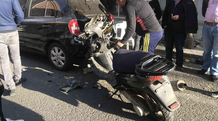 Motosiklet park halindeki araca &ccedil;arptı: 1 yaralı