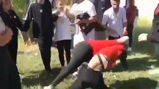 Liseli kızlar yumruk yumruğa kavga etti, arkadaşlarının yaptığı 'pes' dedirtti! O anlar kamerada