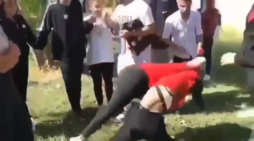 Liseli kızlar yumruk yumruğa kavga etti, arkadaşları g&uuml;lerek izledi