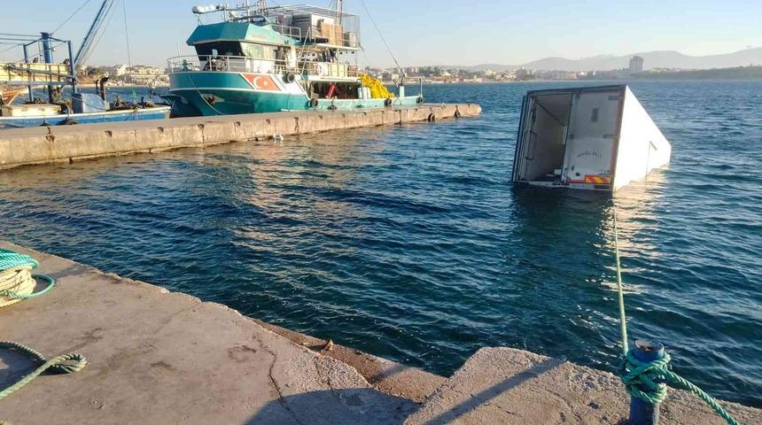 Balık almaya gelen kamyonet denize d&uuml;şt&uuml;