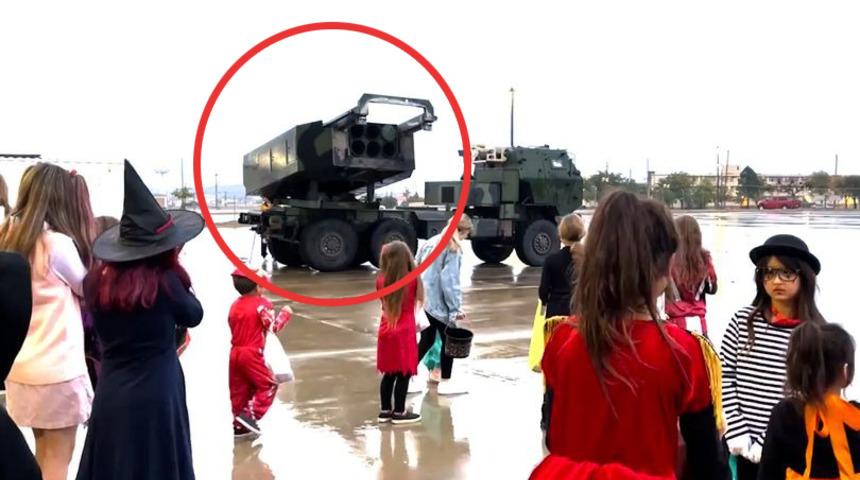 Bu nasıl kutlama? Sosyal medya ikiye bölündü... Roketatarın içinden çocuklara şeker dağıttılar