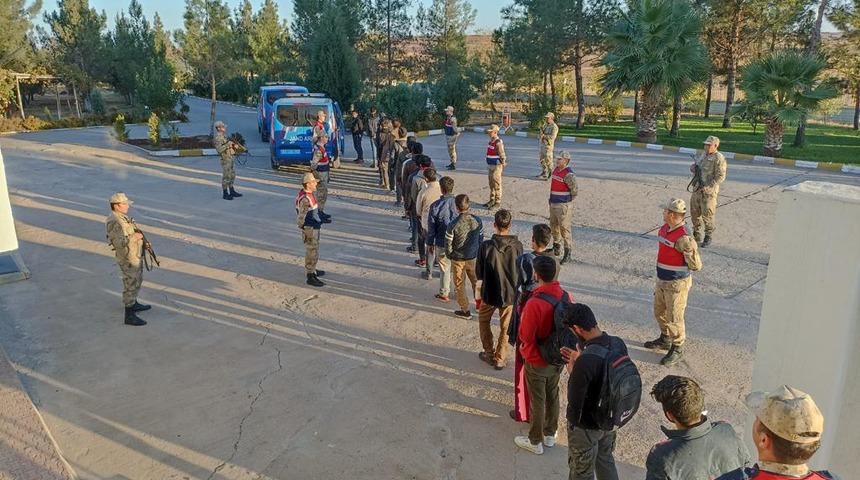 Şanlıurfa'da 24 d&uuml;zensiz g&ouml;&ccedil;men yakalandı