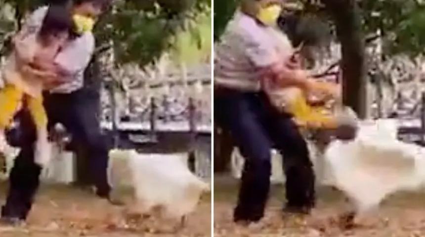 Şaşırtan görüntüler! Kazla baş edemeyen yaşlı adam torununu kalkan olarak kullandı