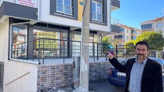 Aksaray'da apartmanın elektrik kablosunu çalan hırsıza pankartlı tepki