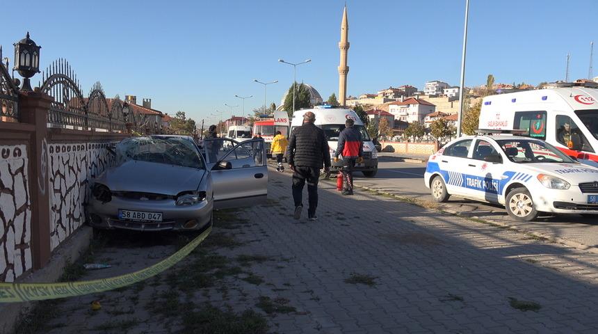 Sivas'ta otomobillerin çarpıştığı kazada bir öğrenci öldü, 2 kişi yaralandı