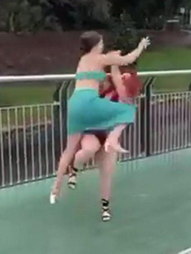 Seyirciler durmaları için yalvardı ama sonuç değişmedi! Saç saça baş başa kavga ettiler... Tekmeler, yumruklar havalarda uçuştu G4