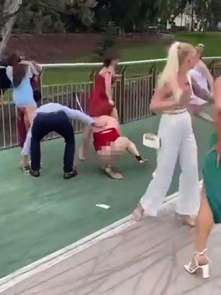 Seyirciler durmaları için yalvardı ama sonuç değişmedi! Saç saça baş başa kavga ettiler... Tekmeler, yumruklar havalarda uçuştu G5