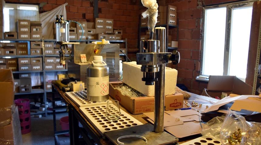 Bursa'da ka&ccedil;ak &uuml;retim yapılan evde parf&uuml;m ve makyaj malzemeleri ele ge&ccedil;irildi