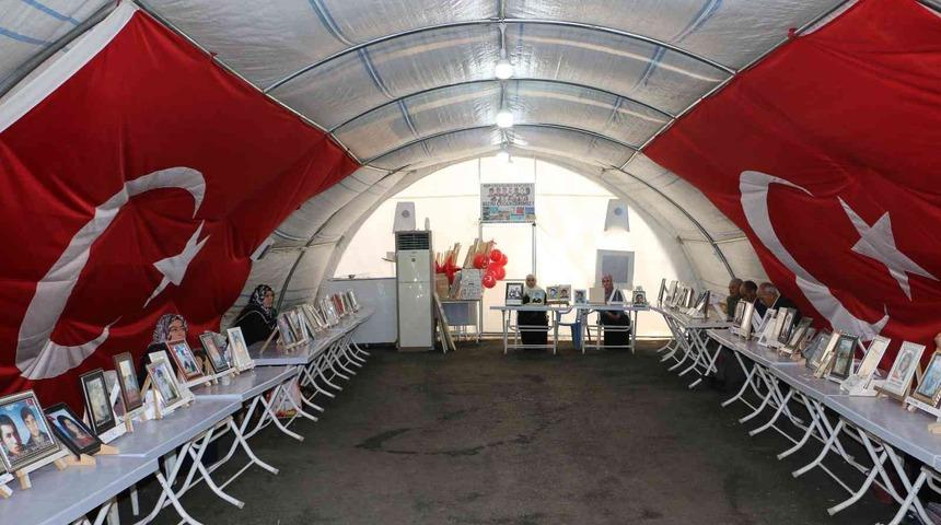 HDP&rsquo;den evlatlarını isteyen ailelerin n&ouml;beti bin 157 g&uuml;nd&uuml;r devam ediyor