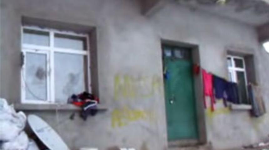 Eşinin başını kesip pencereden attı