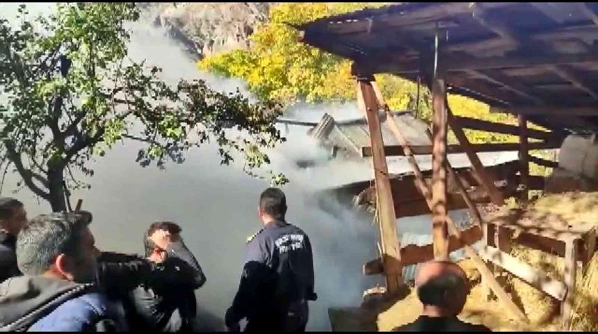 Tandır ateşinden sı&ccedil;rayan kıvılcım evi alev topuna &ccedil;evirdi