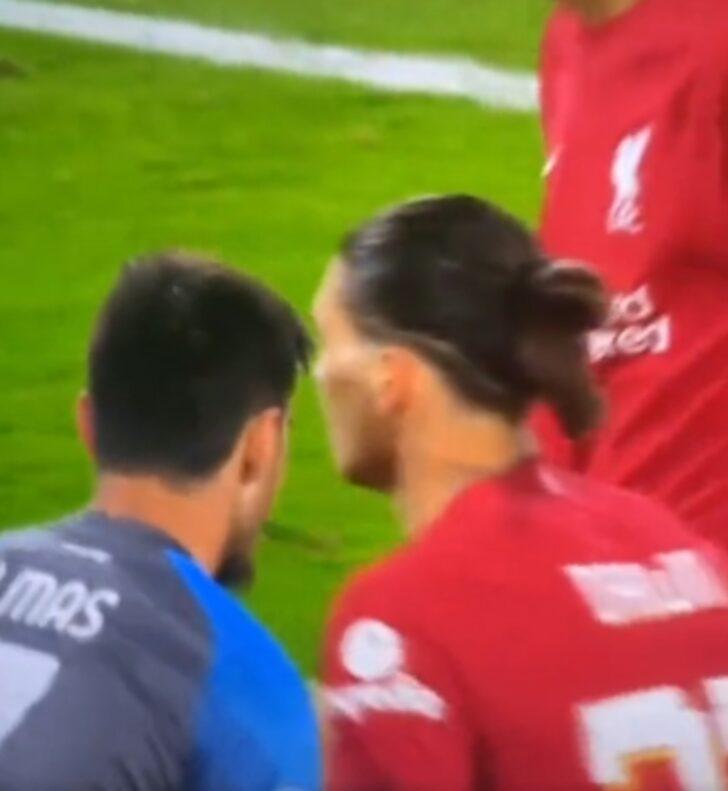 Eski Fenerbahçeli Eljif Elmas saha içinde dayak yedi! Hakemin kararı ise herkesi çileden çıkardı G1