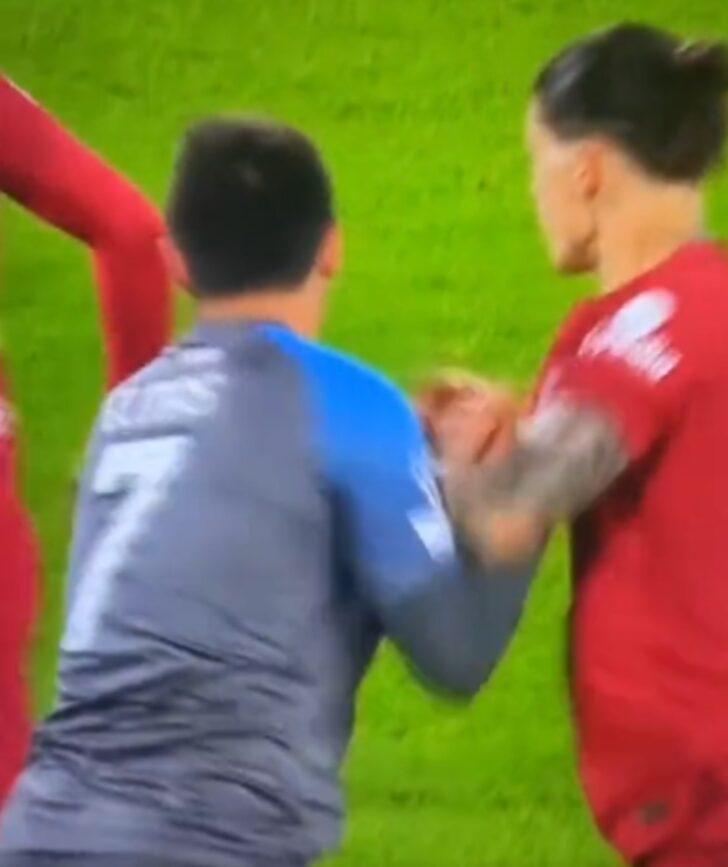 Eski Fenerbahçeli Eljif Elmas saha içinde dayak yedi! Hakemin kararı ise herkesi çileden çıkardı G5