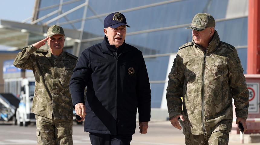 Milli Savunma Bakanı Akar ve kuvvet komutanları sınır hattında