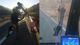 Kepçenin taşıdığı boruya oturan işçiler hem eğlendi hem de canlarını tehlikeye attı