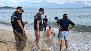 Resmen çırılçıplak kıyıya vurdu! Futbol marşları söyleyen sarhoş turisti polisler bile sakinleştiremedi
